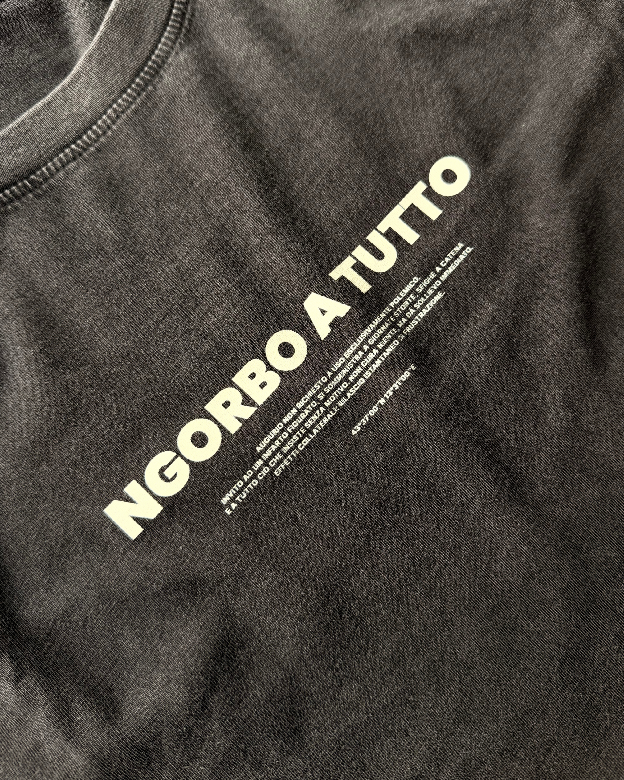 T-shirt unisex slavata "Ngorbo a tutto" (premium)